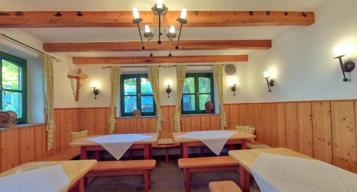 Hotel-Restaurant-Vinothek Felix Sommer Auersthal Buitenkant foto