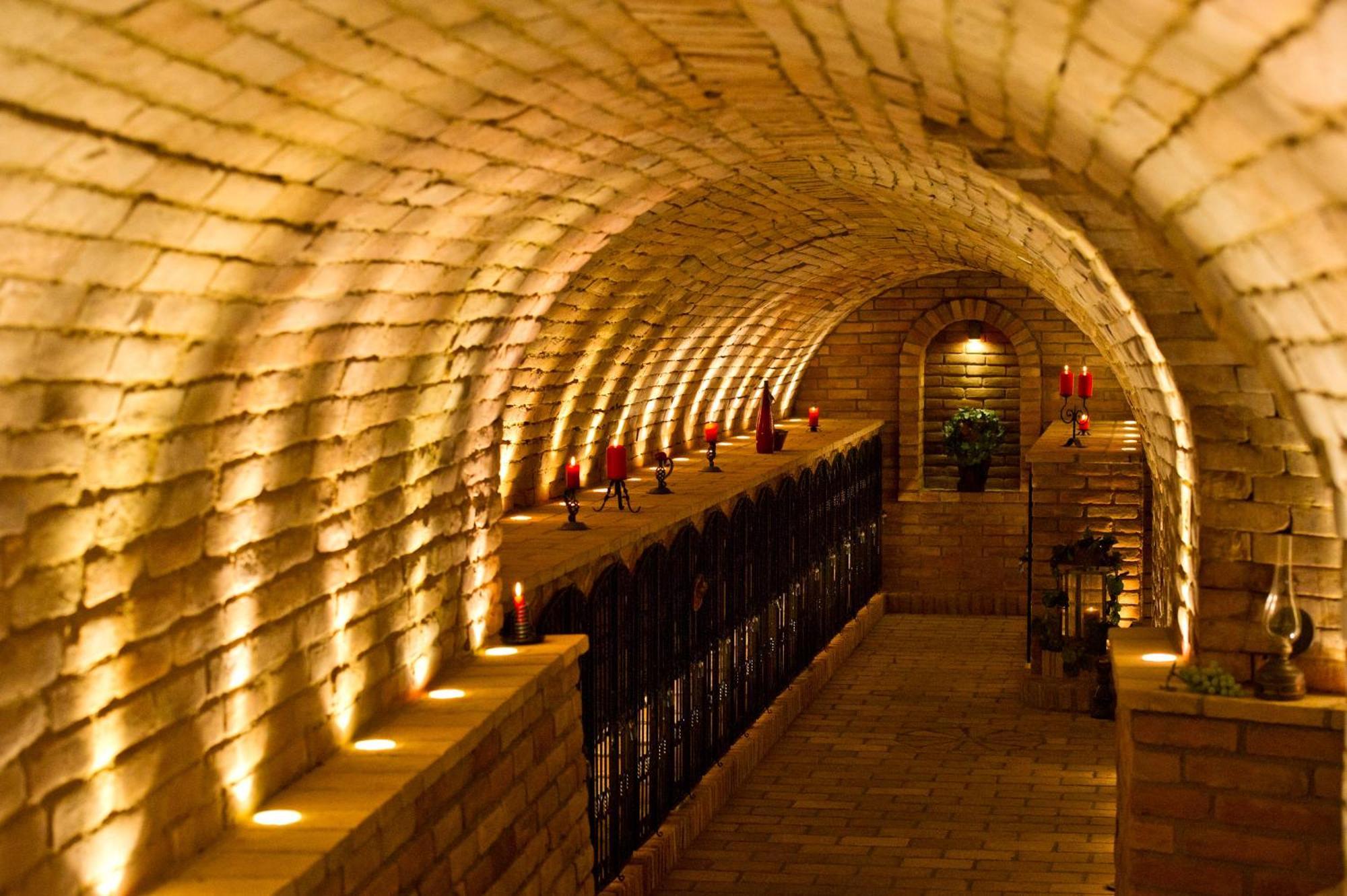 Hotel-Restaurant-Vinothek Felix Sommer Auersthal Buitenkant foto