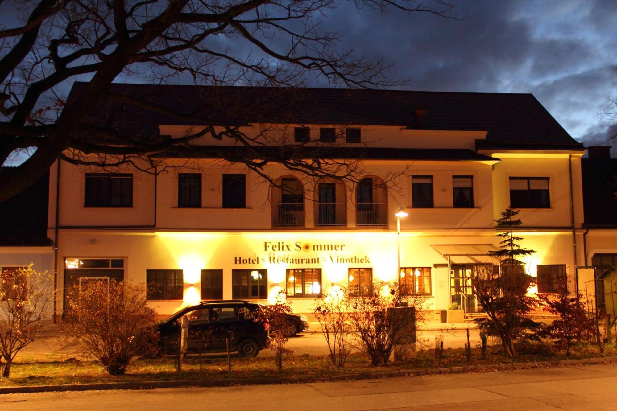 Hotel-Restaurant-Vinothek Felix Sommer Auersthal Buitenkant foto
