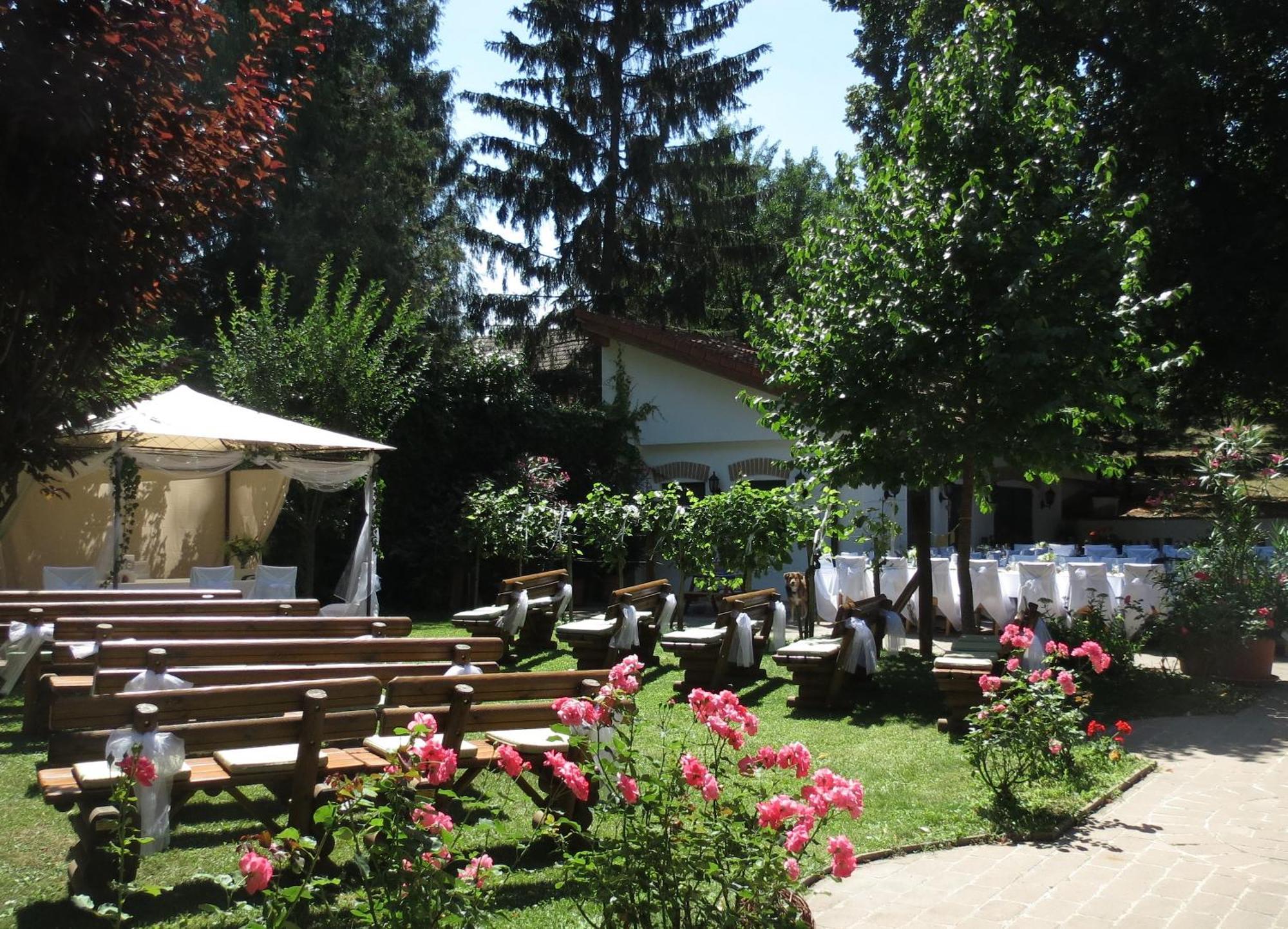 Hotel-Restaurant-Vinothek Felix Sommer Auersthal Buitenkant foto