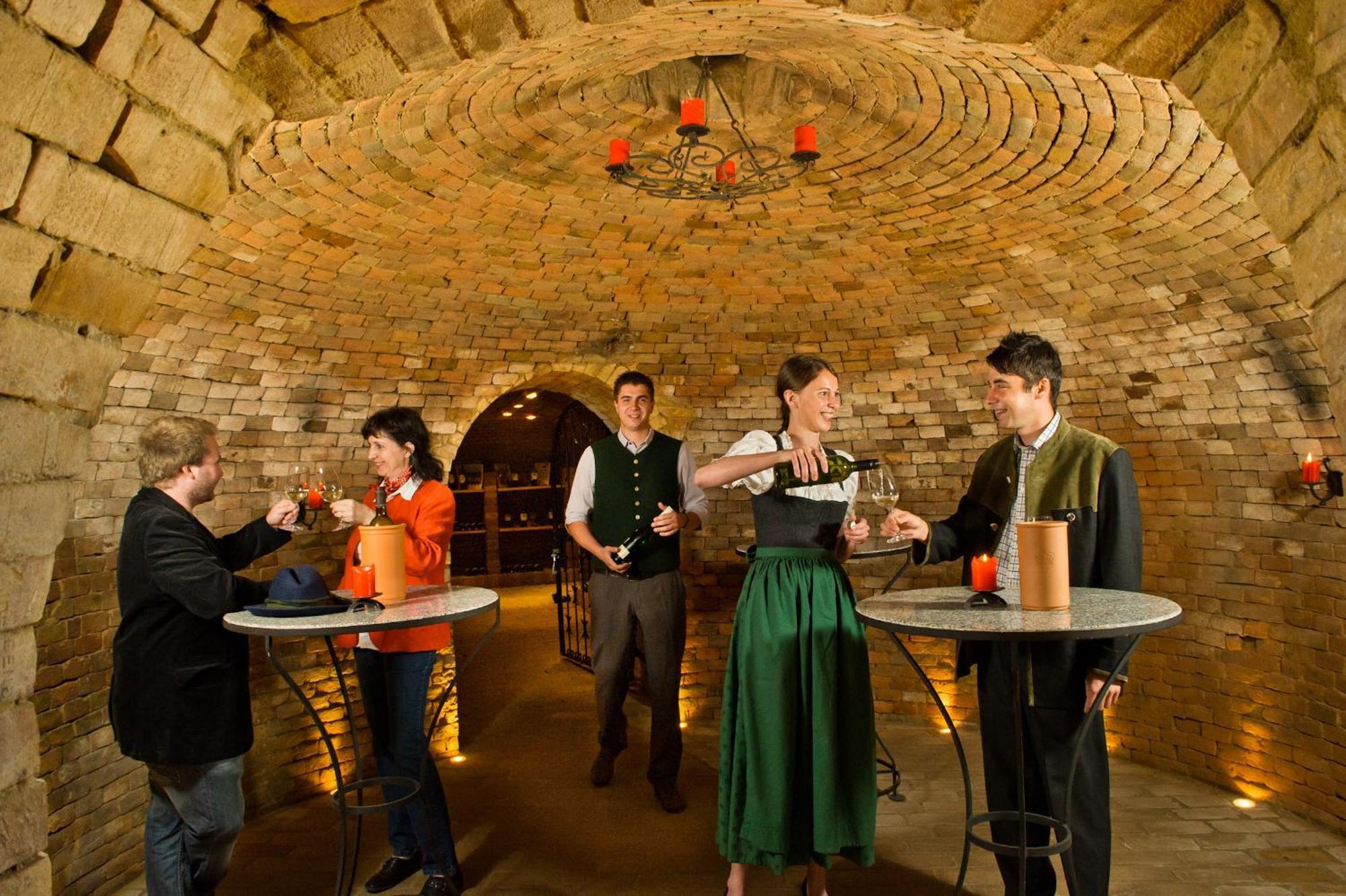Hotel-Restaurant-Vinothek Felix Sommer Auersthal Buitenkant foto