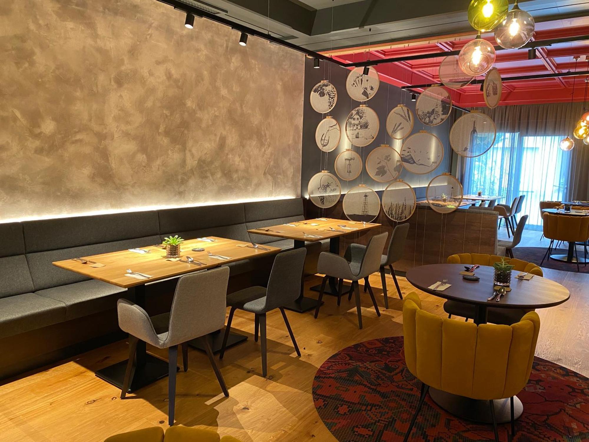 Hotel-Restaurant-Vinothek Felix Sommer Auersthal Buitenkant foto