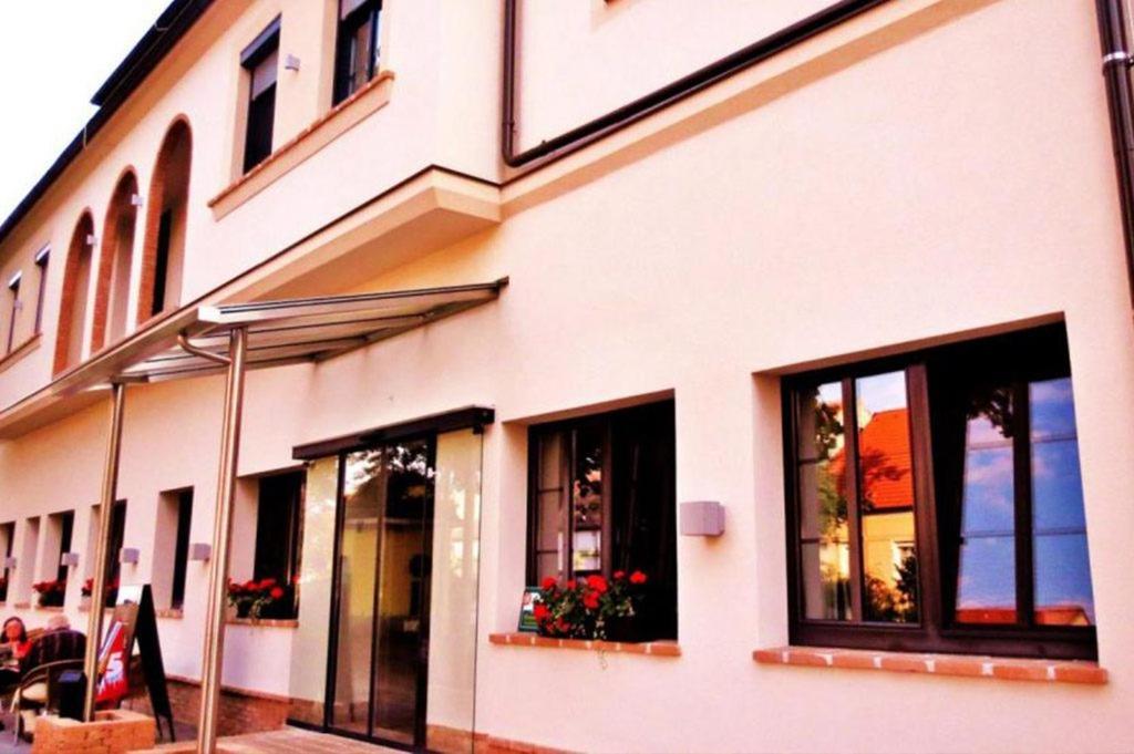 Hotel-Restaurant-Vinothek Felix Sommer Auersthal Buitenkant foto